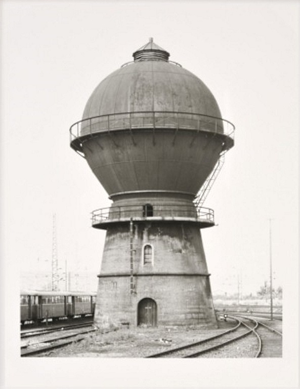 Bernd und Hilla Becher: 'Wasserturm Trier-Ehrang, 1982', Original Silbergelatineabzg von 2009,  signiert und nummeriert, lim. Auflage 100 Exemplare, Format 18.5 x 24 c