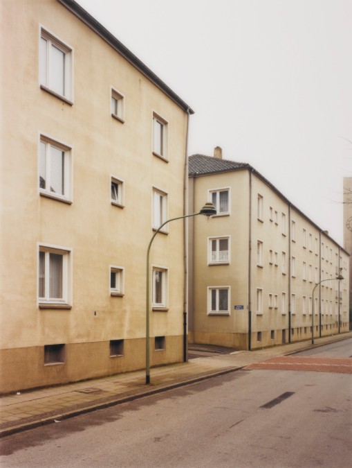 Thomas Ruff:” Haus Nr. 7″, 1983, C-print, © the artist. Courtesy the artist & the Staatliche Kunsthalle Baden-Baden