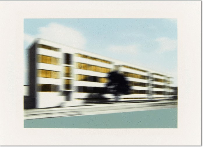 Thomas Ruff: 'Bauhaus, w.h.s. 01.' aus: Mies van der Rohe Series. 2001. C-Print auf Kodak-Professional. 18 x 25,2cm (24 x 33cm), signiert, datiert und nummeriert mit Bleistift verso