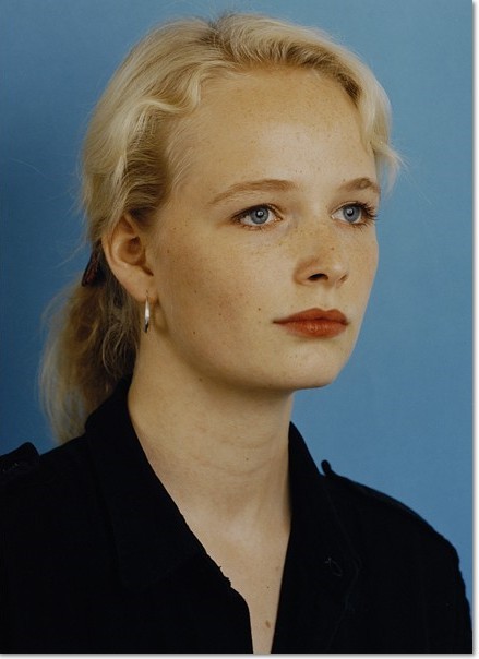 Thomas Ruff: „Porträt (C. von Heyl)“, 1985, C-Print, limitierte Auflage 150 Exemplare, handsigniert und nummeriert en verso, Bildformat: 40 x 30 cm.