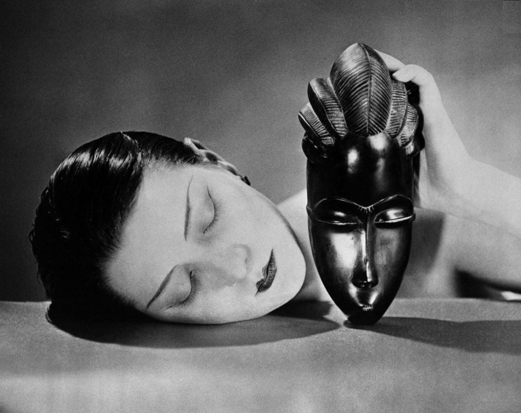 Man Ray: "Noire et Blanche", 1926, Photographic reproduction © Man Ray Trust / ADAGP, BI, Paris 2010. size 24 x 33 cm