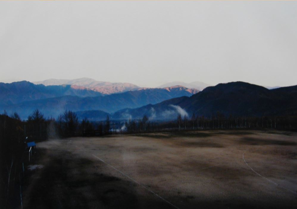 Thomas Struth, Sonnenaufgang in den Bergen bei Kiso-Fukushima, Japan. 1987 Farbphotographie. 25,3 x 36,1 cm (30,4 x 40,5 cm), en verso mit Bleistift bezeichnet, datiert, nummeriert und signiert