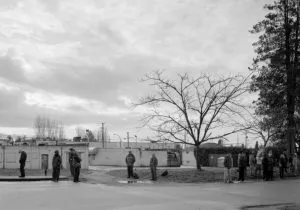 Jeff Wall: “Men waiting”, 2006. Gelatin silver print, 262 × 388 cm, lim. Auflage 3 Exemplare