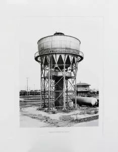 Bernd & Hilla Becher: “Wasserturm Mannheim“, 1976, glatter, dünner Karton, verso signiert und datiert, im Unterrand typografisch bezeichnet, Bildformat: 42,6 x 31,5 cm, Blattformat: 51,8 x 39,9 cm, Herausgegeben von der Griffelkunst-Vereinigung, Hamburg 1976.
