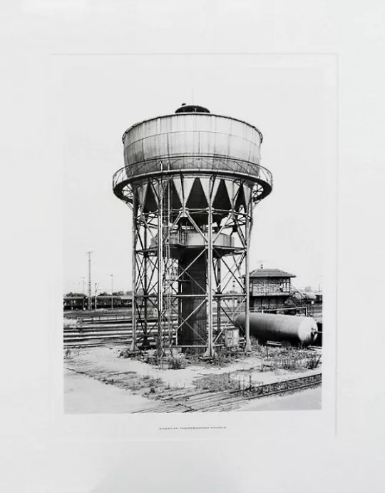 Bernd & Hilla Becher: “Wasserturm Mannheim“, 1976, glatter, dünner Karton, verso signiert und datiert, im Unterrand typografisch bezeichnet, Bildformat: 42,6 x 31,5 cm, Blattformat: 51,8 x 39,9 cm, Herausgegeben von der Griffelkunst-Vereinigung, Hamburg 1976.