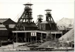 Bernd & Hilla Becher: 'Monceau Fontaine Nr. 18, Charleroi, Belgien', 1975' (Druck 2002)