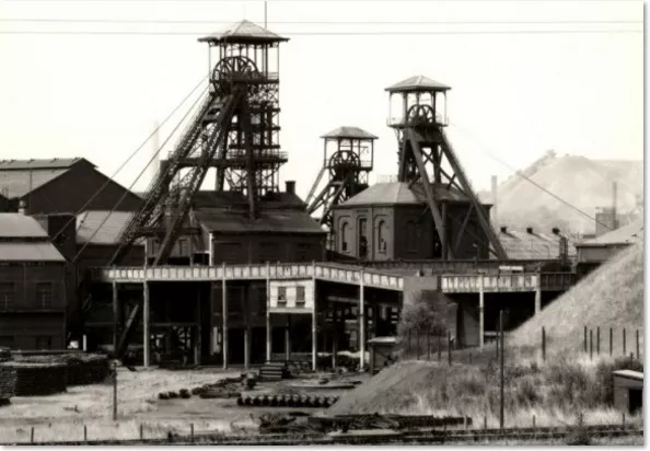 Bernd & Hilla Becher: 'Monceau Fontaine Nr. 18, Charleroi, Belgien', 1975' (Druck 2002)