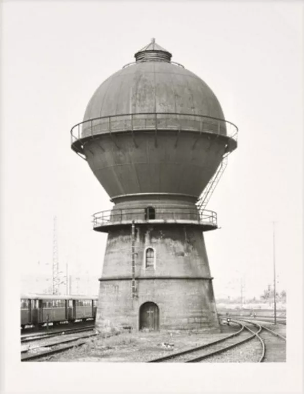 Bernd und Hilla Becher: 'Wasserturm Trier-Ehrang, 1982', Original Silbergelatineabzg von 2009, signiert und nummeriert, lim. Auflage 100 Exemplare, Format 18.5 x 24 c