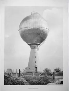 Bernd und Hilla Becher: “Wasserturm Viviers, Belgien“ 1976, Original Fotografie auf Chromolux Fotokarton, verso mit Bleistift signiert und datiert: 