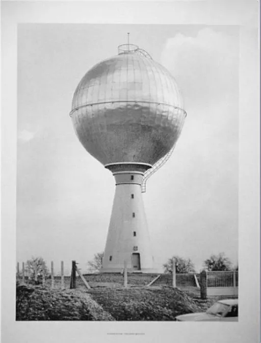 Bernd und Hilla Becher: “Wasserturm Viviers, Belgien“ 1976, Original Fotografie auf Chromolux Fotokarton, verso mit Bleistift signiert und datiert: