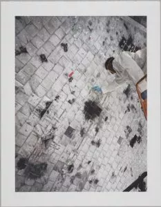 Thomas Struth: Thomas Struth:„”Orbiter Processing, Kennedy Space Center, Cape Canaveral”, Original-Lithografie auf 300 gr. Velin Arches Bütten, lim Auflage 100 Exemplare, signiert, nummeriert. Blattformat: 89 x 69 cm, Bildformat: 76 × 57 cm.