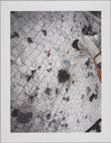 Thomas Struth: Thomas Struth:„”Orbiter Processing, Kennedy Space Center, Cape Canaveral”, Original-Lithografie auf 300 gr. Velin Arches Bütten, lim Auflage 100 Exemplare, signiert, nummeriert. Blattformat: 89 x 69 cm, Bildformat: 76 × 57 cm.