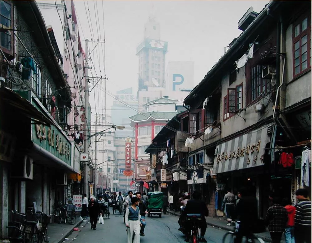 Thomas Struth, Zhejiang Zhong Fu, Shanghai, 1997, C -Print, 40 x 56 cm. lim. Auflage von 20 + V Exemplaren, verso signiert, numm.