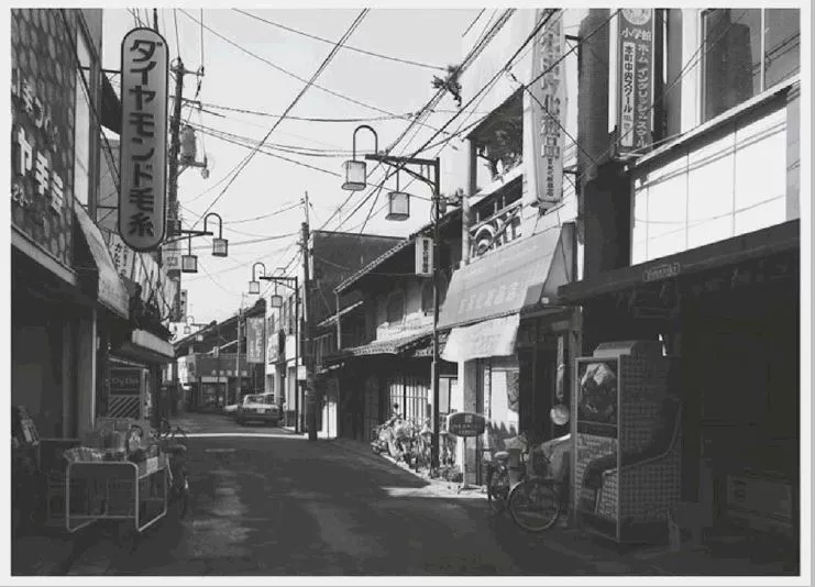 Thomas Struth: 'Tokyo', 2010, C- print, handsigniert, datiert, betitelt und nummeriert von Thomas Struth en verso, limitierte Auflage 200 Exemplare, Format: 18 x 12.8 cm /7.1 x 5 inches