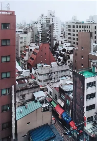 Thomas Struth:” Tokyo (Suburb of Bunkyo)”, 1999, C Print, Format: 18 x 12,7 cm, handsigniert, datiert, betitelt und nummeriert von Thomas Struth en verso, limitierte Auflage 200 Exemplare. Zusätzlich mit Buch