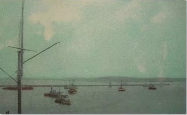 Elger Esser - Kleine Seestücke - Mappe mit 6 Original-Farboffsetdrucken auf Zanders medley pure creme Papier (250 g/qm). Jedes Blatt verso mit Bleistift handsigniert. Blattformat: jeweils 40 x 50 cm, Bildformat: 17 x 27,2 cm.. Die Umschlagmappe enthält Blätter mit folgenden Titeln: Le Tréport, Brest, Bouille, Trouville (s. oben), Royan, Le Havre.