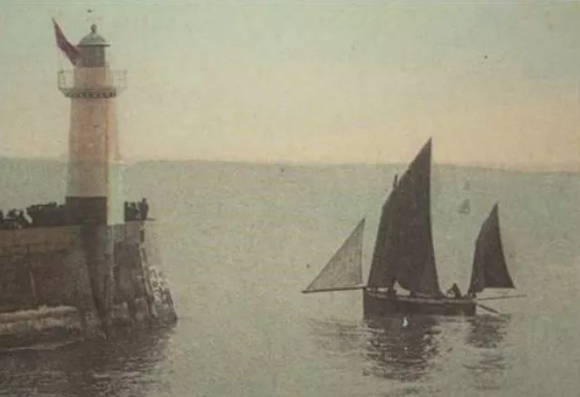 Elger Esser - Kleine Seestücke - Mappe mit 6 Original-Farboffsetdrucken auf Zanders medley pure creme Papier (250 g/qm). Jedes Blatt verso mit Bleistift handsigniert. Blattformat: jeweils 40 x 50 cm, Bildformat: 17 x 27,2 cm.. Die Umschlagmappe enthält Blätter mit folgenden Titeln: Le Tréport, Brest, Bouille, Trouville (s. oben), Royan, Le Havre.