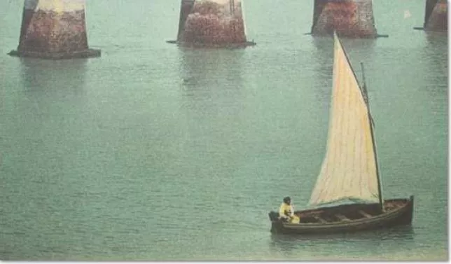 Elger Esser - Kleine Seestücke - Mappe mit 6 Original-Farboffsetdrucken auf Zanders medley pure creme Papier (250 g/qm). Jedes Blatt verso mit Bleistift handsigniert. Blattformat: jeweils 40 x 50 cm, Bildformat: 17 x 27,2 cm.. Die Umschlagmappe enthält Blätter mit folgenden Titeln: Le Tréport, Brest, Bouille, Trouville (s. oben), Royan, Le Havre.