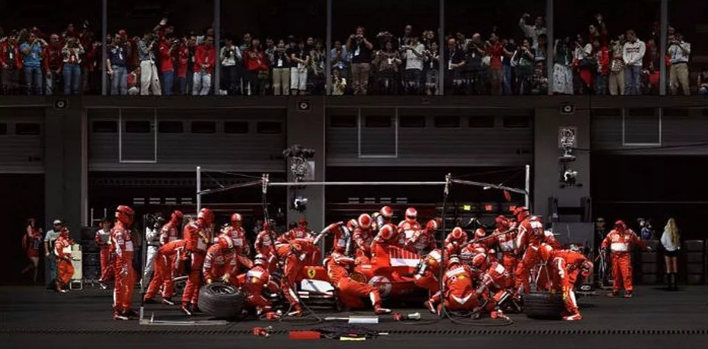 Andreas Gursky F 1 Boxenstopp Detail