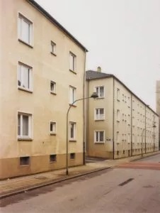 Thomas Ruff:” Haus Nr. 7″, 1983, C-print, © the artist. Courtesy the artist & the Staatliche Kunsthalle Baden-Baden