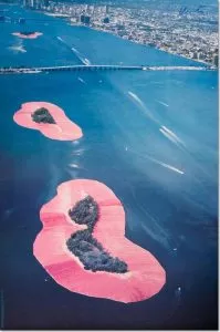 Christo und Jeanne-Claude: „Surrounded Islands“, 1984, Offset, handsigniert von Christo oben rechts, Format 84 x 64 cm
