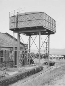 Bernd und Hilla Becher: ‚Wasserturm Kirkhamgate, Leeds – England‘, 1976, Pigmentdruck auf Chomalux Fotokarton, vorderseitig bezeichnet, verso datiert und handsigniert von Bernd Becher. Bildformat: 40 x 30 cm, Blattformat: 52 x 40 cm.