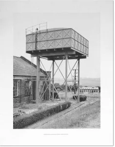 Bernd und Hilla Becher: ‚Wasserturm Kirkhamgate, Leeds – England‘, 1976, Pigmentdruck auf Chomalux Fotokarton, vorderseitig bezeichnet, verso datiert und handsigniert von Bernd Becher. Bildformat: 40 x 30 cm, Blattformat: 52 x 40 cm