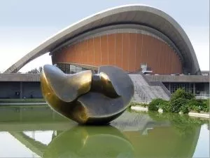 Henry Moore - Large Divided Oval: Butterfly (1985-86). Vor dem Haus der Kulturen der Welt, Tiergarten, Berlin. 1985 begann Henry Moore – der im Folgejahr 88-jährig starb – mit der Entwicklung seiner letzten großen Arbeit. „Large Divided Oval: Butterfly“ wird zur 750-Jahr-Feier Berlins 1987 vor der Kongresshalle aufgestellt.[Foto: © 2005 Manfred Brückels, Wikimedia Commons. Lizenz: GNU Free Documentation License, Version 1.2]